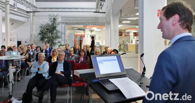 Professor Carsten Wippermann bei seinem Vortrag in der Sparkasse über über gesellschaftlichen Wandel und geänderte Rollenverhältnisse. Bild: Thomas Dobler