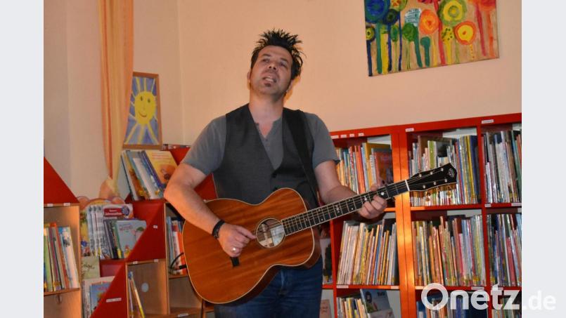 Seine Stimme und eine Gitarre - mehr braucht Markus Rill nicht, um Zuhörer zu begeistern. Bild: rgr