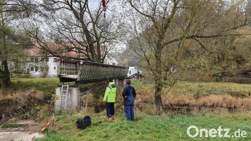In einem Stück hebt der Kran die alte Holzbrücke bei Trautenberg von seinen Fundamenten weg. Bild: exb/Wolfgang Kraus
