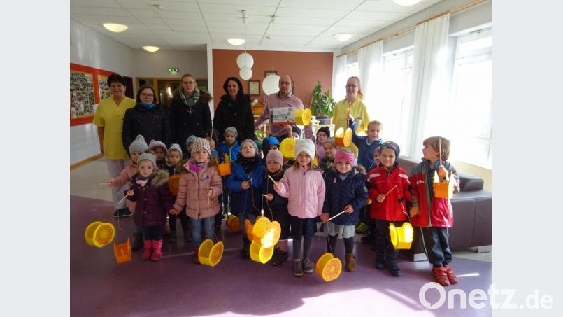 Die Mädchen und Jungen des Kindergartens St. Elisabeth zogen mit ihren selbst gebastelten Laternen durch die Stationen des Seniorenheims. Bild: exb