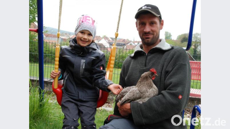 Hannah Bösl (6) mag Hühner. Darüber freut sich Vater Norbert, der seit einigen Jahren Federvieh im Garten hält. Bild: Portner