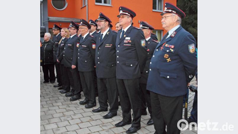 Mehr als 20 Kameradinnen und Kameraden der der Patenwehr aus dem saarländischen Ensdorf waren zur Fahrzeugsegnung angetreten. Bild: sön