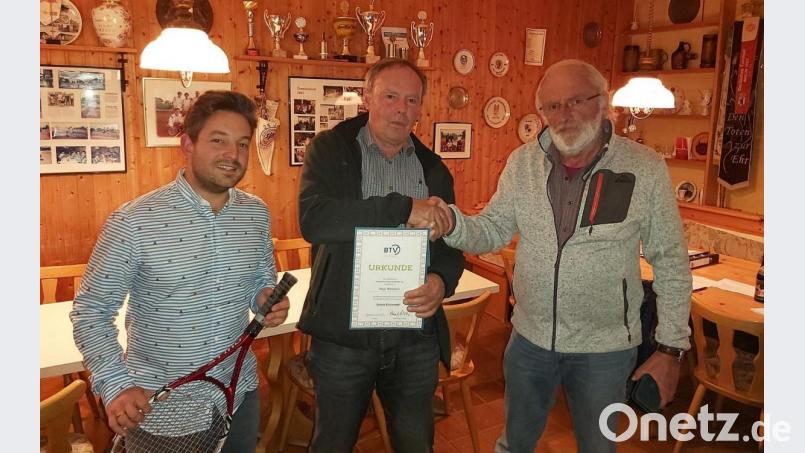 Die Sparte Tennis hat mit Michael Dutz (links) einen neuen Leiter. Vorsitzender Gerd Priemer (rechts) bedankte sich bei Klaus Wittmann, der das Amt viele Jahre innehatte. Bild: wro