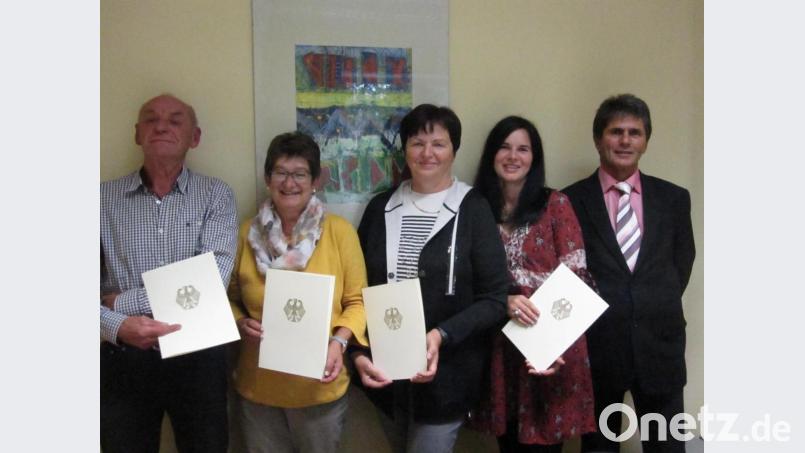 Regierungsoberamtsrat Franz Haderer (rechts) verabschiedete (von links) Alfred Hierold, Elfriede Krone und Maria Held und ehrte die jahrelange Mitarbeiter von Melanie Kleber. Bild: exb/Bundeswehr-Dienstleistungszentrum Amberg
