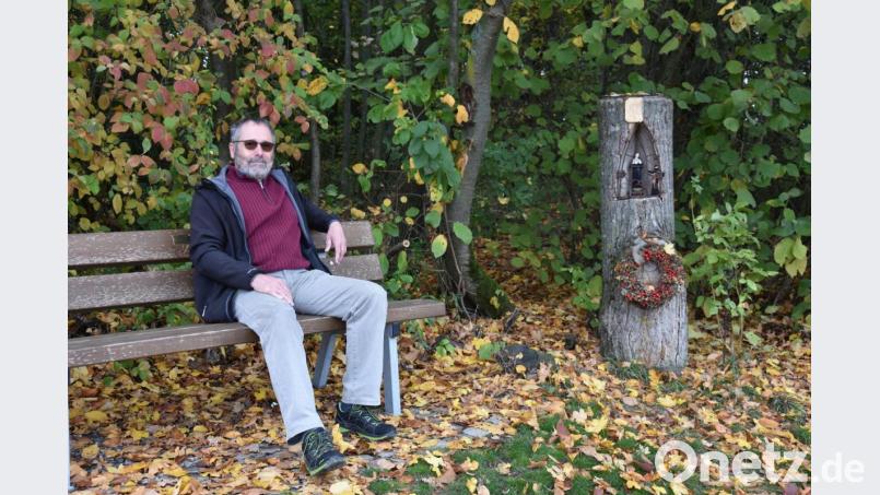 Für Harald Krapf ist die Bank auf dem Ritzerberg ein Ort der Ruhe und Erholung. Bild: Lowak
