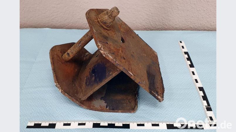 Dieses Metallteil hat am Auto einer 51-Jährigen mehrere hundert Euro Schaden verursacht. Die Polizei versucht, zu klären, woher es stammt. Bild: Polizeiinspektion Sulzbach-Rosenberg