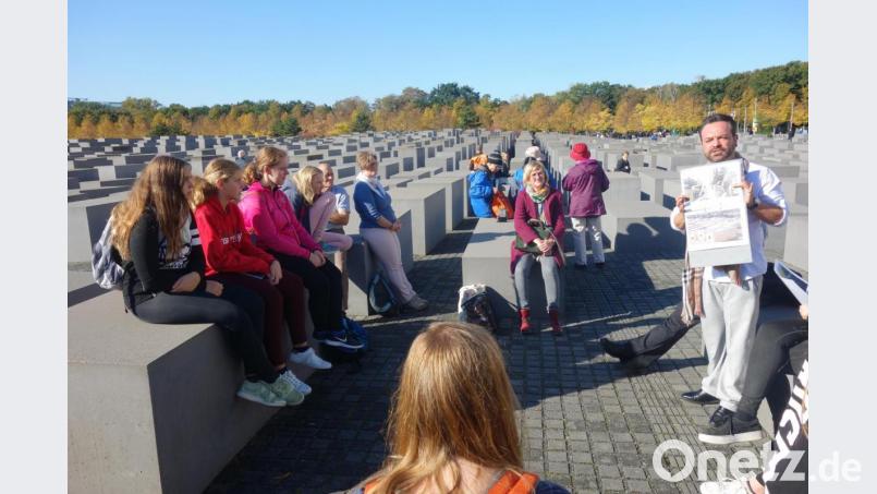 Die Führung am Mahnmal für die Opfer des Holocaust hinterließ bei den Jugendlichen starken Eindruck. Bild: Evangelisches Dekanat Weiden/exb