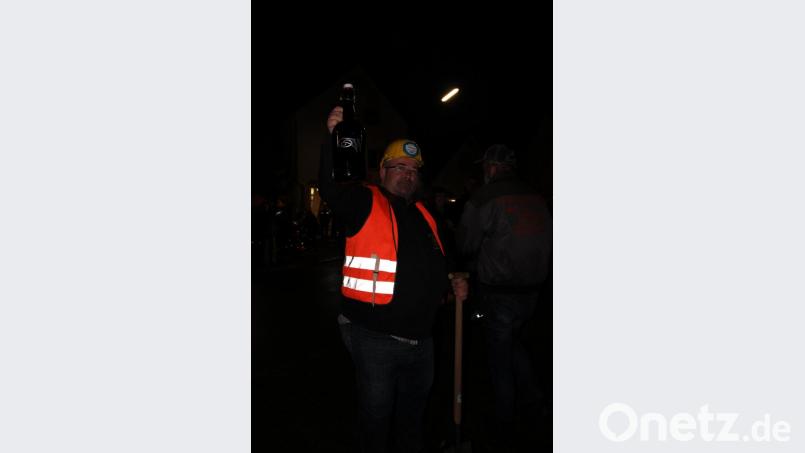 Bauarbeiter Kiste hat die Kirwa auf dem Grünstreifen in der Freyung gefunden. Bild: prh