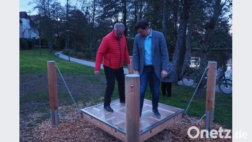 Verwaltungsleiter Georg Keil (links) und Stadtrat Alexander Trinkmann auf dem Wackellabyrinth. Bild: bl