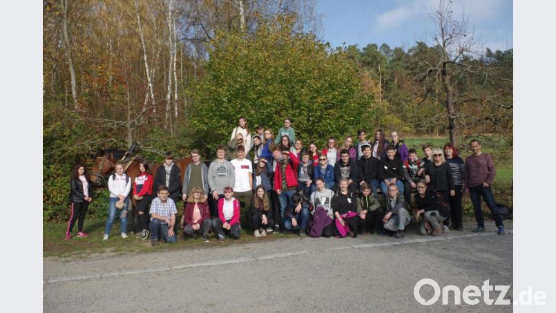 Seit 25 Jahren besteht die Partnerschaft der Mittelschule aus Tirschenreuth mit der 1. Zakladni Skola aus Márianské Lázné. Zum Jubiläum stand ein gemeinsamer Besuch des Freilandmuseums in Perschen auf dem Programm. Bild: exb