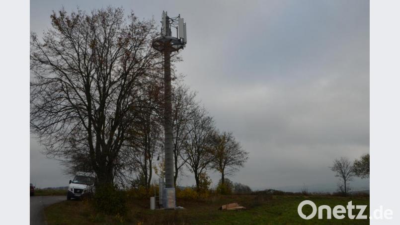 Noch ist der Mobilfunkmast nicht auf Empfang. Allerdings könnte es bis zur Bescherung an Weihnachten klappen. Bild: dob