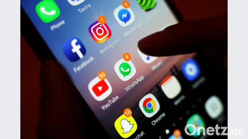 Ein Blick auf ein Handy mit Social Media Apps, wie Facebook und Instagram. 	Yui Mok/PA Wire/dpa Archivbild: Yui Mok/PA Wire/dpa