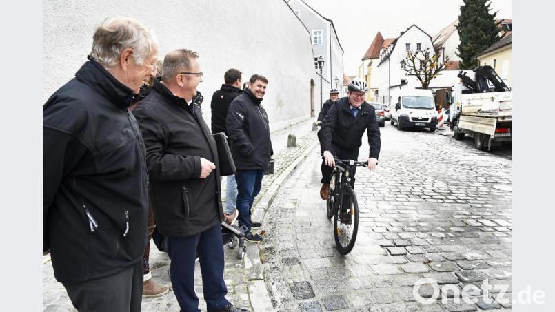 Begeisterung beim Oberbürgermeister über den neuen Fahrradstreifen in der Franziskanergasse. Johannes Heckmann (vorne), der Chef von Korodur sieht es mit Freude, dass der Spezialmörtel aus seinem Haus einen Beitrag zur Fahrradfreundlichkeit der Stadt leistet. Bild: Petra Hartl