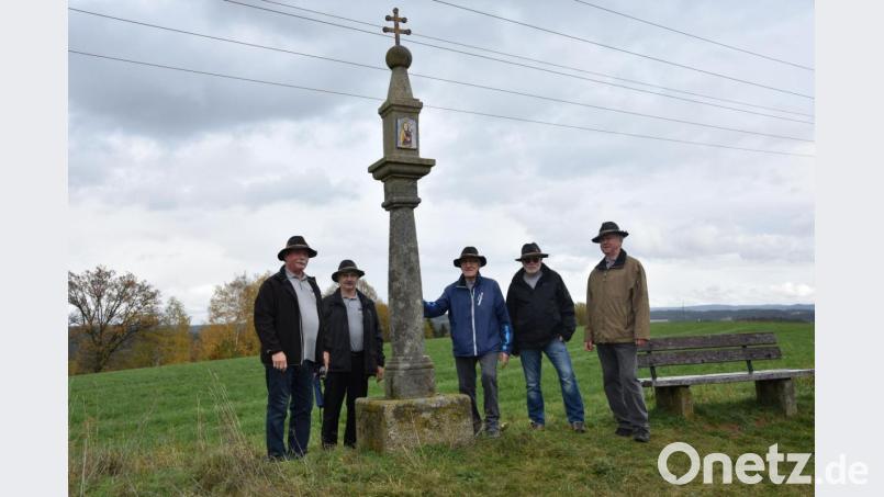 Die Altneuhauser Wanderfreunde bei der Stiftlandsäule. Bild: Lowak