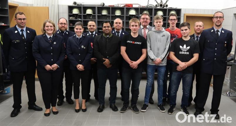 Die verdienten Mitglieder der Feuerwehr Ebersbach zusammen mit den Ehrengästen (von links): Kommandant Wolfgang Rösch, Schriftführerin Kerstin Mägerl, Joachim Zwack, Kassenverwalterin Karin Dotzler, Kreisbrandmeister Michael Iberer, Stadtpfarrer Robin Xavier, Ehrenvorsitzender Wolfgang Rösch, Simon Hammer, Louis Hollweck, Markus Hann, Jonas Dotzler, Zweiter Kommandant Andreas Zwack und Vorsitzender Manuel Lindner. Bild: rab
