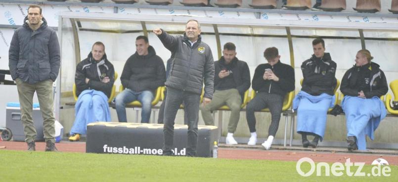 Cheftrainer Karl-Heinz Wagner (Mitte) dirigiert seine Mannschaft, der neue Co-Trainer Johannes Hammer (links) vom FC Amberg schaut zu. Und auf der Bank gilt der Blick ins Handy ganz sicher den Ergebnissen auf den anderen Plätzen.
Saiison: 2019/20
Bild: Ziegler Bild: Ziegler