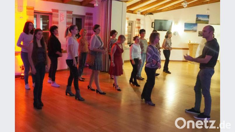 Tanzlehrer Sacha Vezard (rechts) erklärt zusammen mit Partnerin Sylvia beim Schnupperkurs die Schrittfolge für Salsa. Erst sind die Damen an der Reihe, dann die Herren. Bei der anschließenden Party zeigen Könner, wie lässig das aussehen kann. Bild: bl