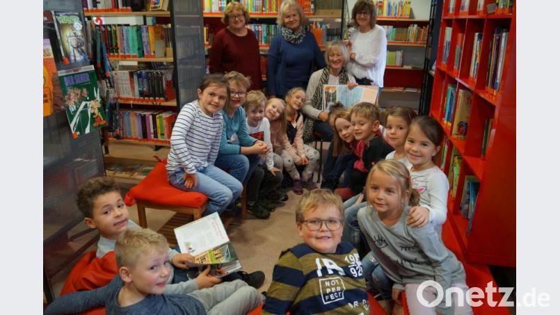 Die 14 Erstklässler der Grundschule Schirmitz fühlen sich zwischen den Bücherregalen sichtlich wohl. Bild: du