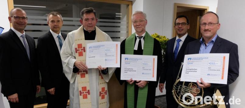 Spenden übergibt die Volksbank-Raiffeisenbank Nordoberpfalz nach dem Einweihungsakt der neuen Räume (von links): Vorstandsmitglied Rainer Lukas, Zweigstellenleiter Lothar Kurz, Pfarrer Max Früchtl, Pfarrer Wilfried Römischer, stellvertretender Vorstandssprecher Thomas Ludwig und Wolfgang Lang. Bild: le