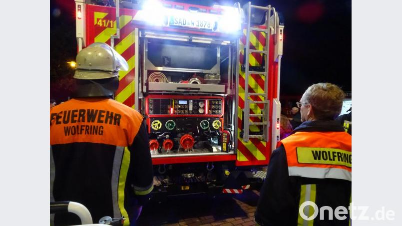 Eine komplette Ausrüstung an moderner Technik: Als das neue Löschgruppenfahrzeug vom Typ LF 20 bei der Feuerwehr Wolfring eintrifft, wird deutlich, wie man sich im 21. Jahrhundert gegen Brände und andere Unglücke wappnen kann. Das kostet zwar viel Geld, doch ist zum Schutz der Bevölkerung unerlässlich. Bild: Houschka