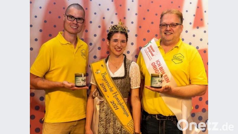 Auch die bayerische Honigkönigin Katharina II. gratulierte stellvertretenden Vorsitzenden Maik Schiemann und Imkervereins-Vorsitzenden Stefan Traßl zur Auszeichnung &quot;Unsere Originale&quot;. Bild: LVBI e.V./exb