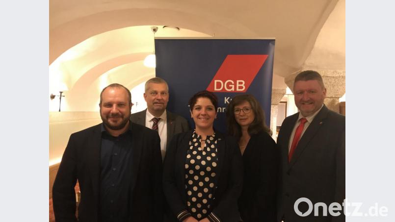 Im Bild von links:
Raul Vitzthum/GEW-Vorsitzender Weiden-Neustadt-Tirschenreuth, Peter Hofmann/DGB-Regionssekretär, Anna Toman/MdL, Ursula Siller/Stv. GEW-Vorsitzende, Klaus Schuster/DGB-Kreisvorsitzender Bild: exb