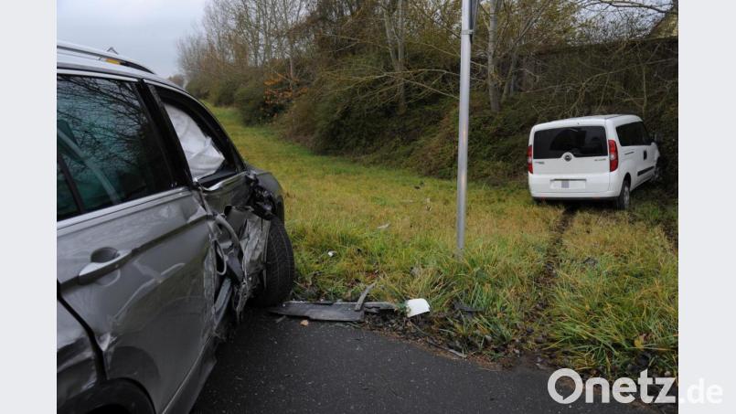 Bei Hahnbach sind am Freitag zwei Autos zusammengestoßen. Eines der beiden, ein weißer Opel, kam dabei von der Straße ab und prallte gegen einen Lärmschutzwall. Bild: gf