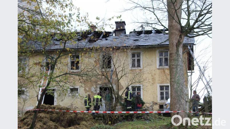 Am Donnerstagvormittag begannen der Brandermittler und Polizeibeamte mit der Suche nach der Brandursache, die jedoch noch nicht feststeht. Bild: soj