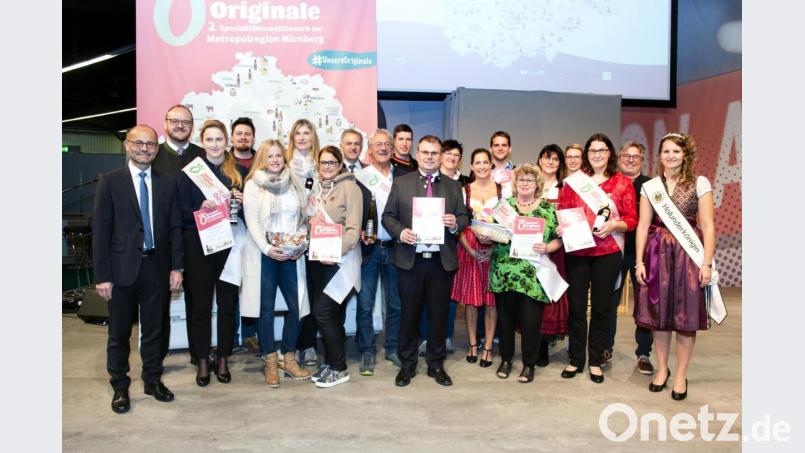 Landrat Andreas Meier (Landkreis Neustadt an der Waldnaab, Zweiter von links) und Stellvertreter Alfred Scheidler (Landkreis Tirschenreuth, links) nehmen die Ehrung der Preisträger „Unsere Originale“ aus der Nordoberpfalz auf der Consumeta 2019 vor. Bild: Rudi Ott