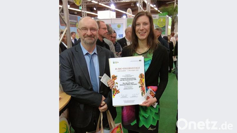 Zahlreiche Preise und Auszeichnungen hat die Öko-Modellregion Steinwald seit der Gründung vor fünf Jahren bekommen. Die Auszeichnung zur schönsten Veranstaltung der Bio-Erlebnistage 2018 auf der Biofachmesse in Nürnberg freute dabei die Projektmitarbeiter Günther Erhardt (links) und Elisabeth Waldeck (rechts) besonders. Archivbild: bsc