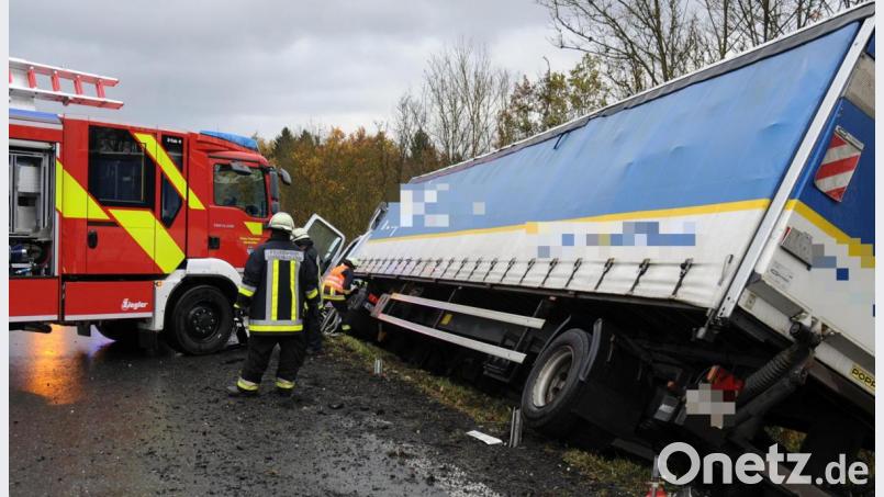 Ein Unfall passiert und keiner hält an - dieses Horrorszenario erlebte der Fahrer des Lastkraftwagens, der gestern auf der A6 bei Ursensollen von der Fahrbahn abkam und in Schieflage geriet. Erst einige Minuten später war Ersthelfer Marcus Stephan Stark vor Ort, der den Egoismus der anderen Autofahrer nicht verstehen kann. Bild: gf