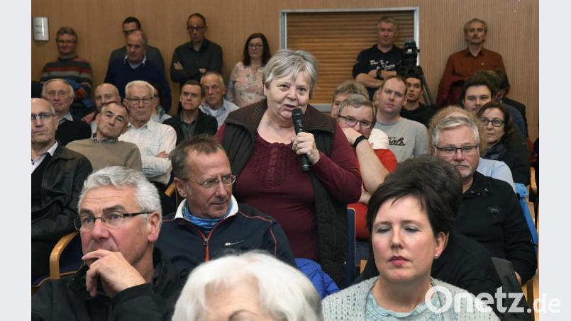 Die verwirrende Anordnung von Hausnummern in der Hirschauer Straße beklagt Irene Zeller. Vorausgesetzt die Hausbesitzer stimmen zu, könnte sich eine Lösung abzeichnen. Bild: Petra Hartl