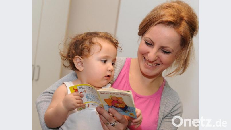 So sieht das Ideal sämtlicher Bildungspolitiker aus: Der Tochter wird von der Mutter schon im Kleinkindalter die Freude am Lesen vermittelt. Damit ist es aber auch im Landkreis oft nicht allzu weit her, beweist eine Studie. Bild: Britta Pedersen/dpa