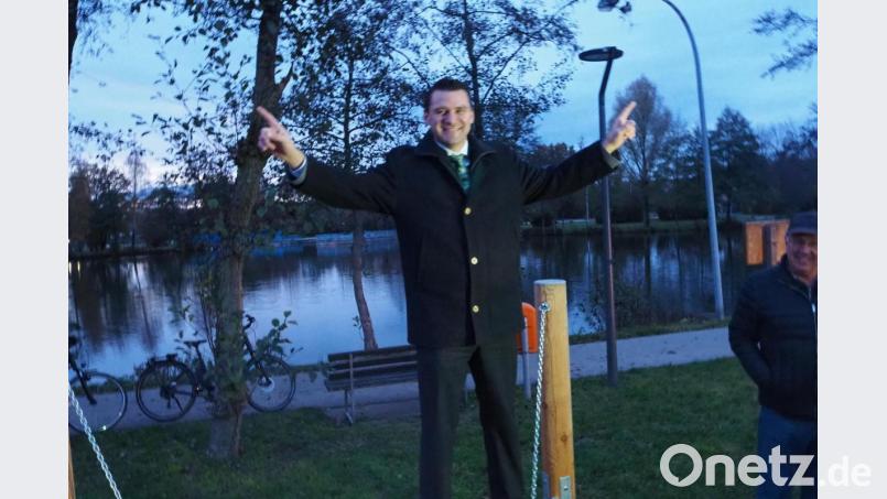 Landrat Thomas Ebeling nach dem erfolgreichen Balanceakt auf dem Wackellabyrinth. Bild: bl