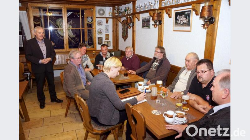 Offen und umfangreich informierte Bürgermeister Günter Kopp (stehend) in der ersten Bürgerversammlung. Zufriedenheit signalisierten die Zuhörer. Bild: bkr