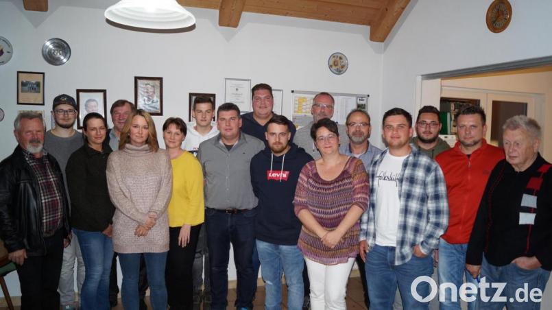 Die neue Vorstandschaft: (von links) Georg Rebl, Fabian Kosub, Alexandra Prem, Dritter Bürgermeister Georg Schlögl, Rebecca Dinkelmeyer, Manuela Unger, Tom Unger, Vorsitzender Stefan Hagn, Florian Prem, Johannes Ponnath, Michael Unger, Steffi Stengl, Zweiter Vorsitzender Thomas Stengl, Christoph Hagn, Milot Korcaj, Klaus Weißmann und Josef Thamer. Bild: krs