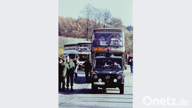 Reinhold Balk (links mit Bart) war ab Oktober 1989 der Leiter des Erstaufnahmelagers in Weiden. Hier holt der Polizeioberkommissar DDR-Übersiedler in Waidhaus hab, die per Bus von Prag einreisten. Bild: Reinhold Balk