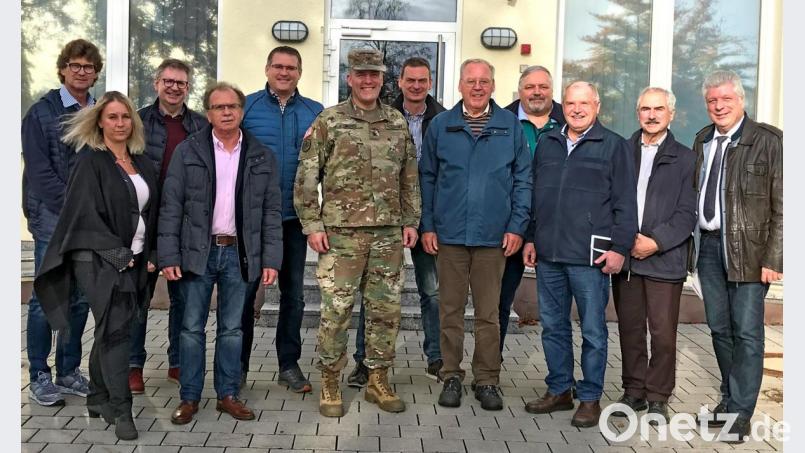 Oberst Adam Boyd (Sechster von links) gibt der SPD-Kreistagsfraktion einen Einblick in das Leben und die Arbeit der US-Army in Grafenwöhr. Andrea Hösl (Zweite von links) informiert über die bereits umgesetzten sowie noch geplanten Maßnahmen im Bereich des 7th Army Training Command. Bild: mef