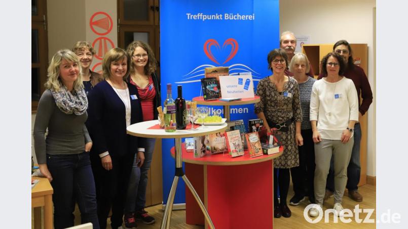 Ingrid Zwack, Petra Oppitz, Lisa Eger, Bianca Wendl, Irmi Sittl, Albert Sittl, Martha Schönberger, Christine Kiener und Kurt Stangl (von links) erwarteten die Leser zur „Mondscheinausleihe“. Bild: Stangl