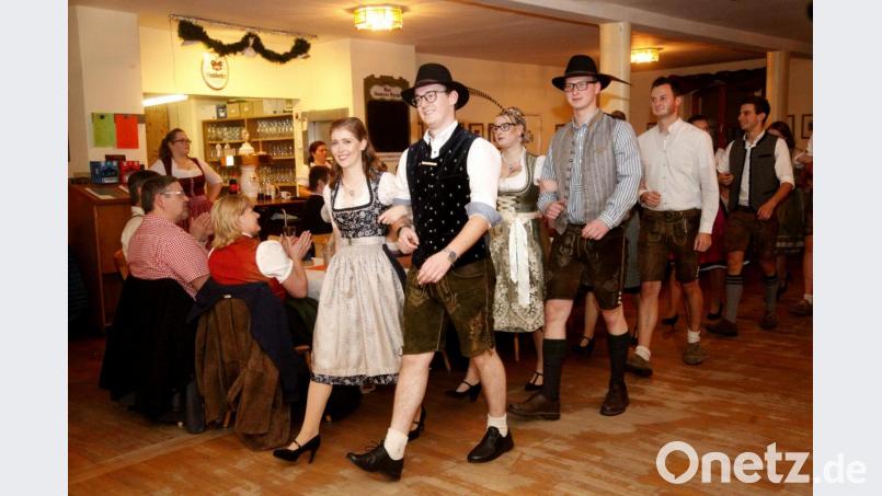 Einzug der Kirwapaare zur Moukirwa: Am Samstag klangen die Feierlichkeiten im Saal der Brauereiwirtschaft aus. Bild: Hirsch