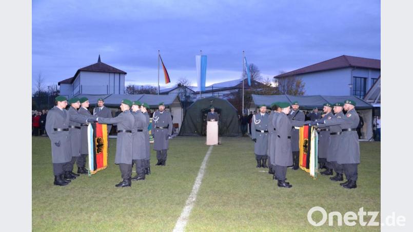 Zum Gelöbnis traten jeweils sechs Rekruten zu den beiden Truppenfahnen vor. Sie legten die Hand auf die Fahne und sprachen mit allen das feierliche Gelöbnis, „der Bundesrepublik Deutschland treu zu dienen und das Recht und die Freiheit des deutschen Volkes tapfer zu verteidigen, so wahr mir Gott helfe.“ Bild: gi