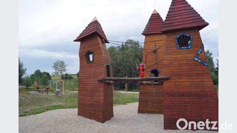 Der Mehrgenerationen-Spielplatz, der mit einem Aktionstag eingeweiht wurde, ist eine Bereicherung des sozialen Lebens in Schönsee und wird sehr gut angenommen. Bild: weu