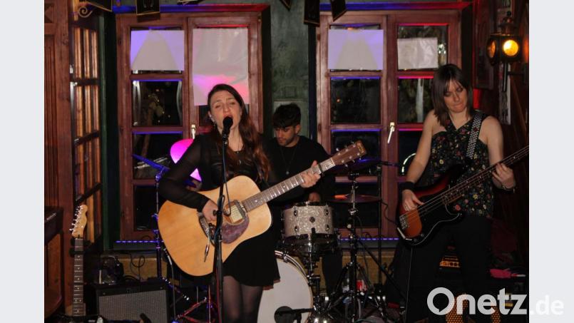 Ein Blick auf die Bühne zeigt Dani Wilde (links), Victoria Smith und am Schlagzeug Jack Bazzoni. Bild: R. Kreuzer