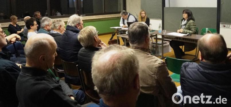 In der gut besuchten Bürgerversammlung gab Bürgermeisterin Birgit Höcherl (rechts) einen ausführlichen Überblick über die Aktivitäten der Stadt Schönsee. Nach Berichten von Kämmerin Lisa Biegerl und Bauhofchef Josef Haberl kamen die Bürger zu Wort. Bild: weu