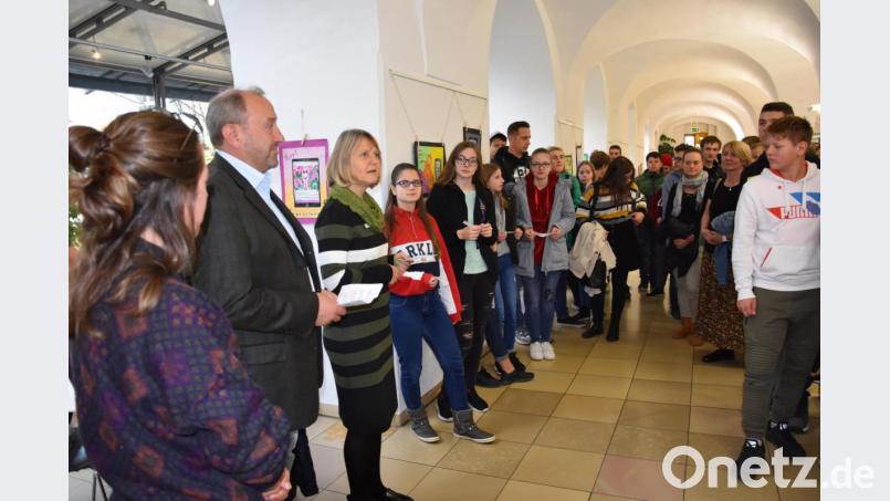 Ruth Neumann von der Regionalbibliothek (Dritte von links) zeigte sich beeindruckt von den Bildern der Schüler. Bild: Sonja Kaute
