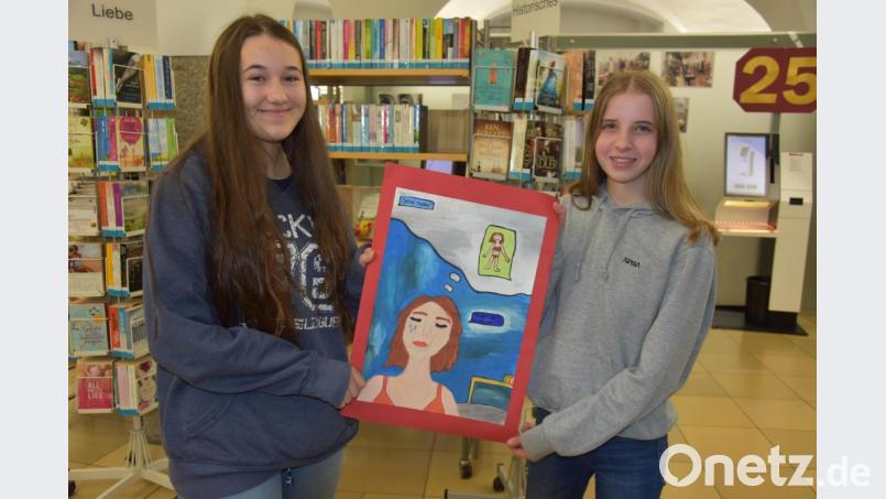 Nina Wolf (links) und ihre Freundin Lea Albert von der Max-Reger-Schule präsentieren das Bild, das Nina zum Thema gemalt hat. Sie hatte damit im Sommer den ersten Platz beim Malwettbewerb zum Thema Gefahren im Netz an ihrer Schule gewonnen. Bild: Sonja Kaute