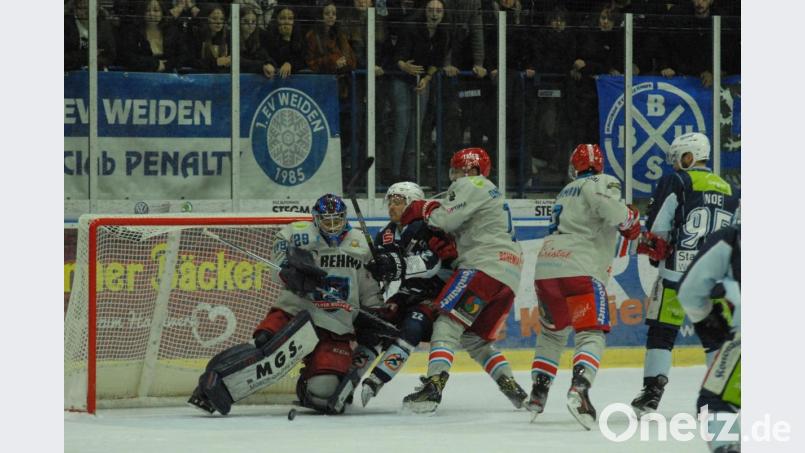Die Blue Devils feierten am Freitagabend einen 4:2-Derbysieg gegen die Selber Wölfe. Vor allem im Schlussdrittel gab es viele packende Szenen vor dem Kasten der Gäste. Hier nehmen Goalie Niklas Deske und Florian Ondruschka den Weidener Chase Clayton in die Zange. Bild: gb