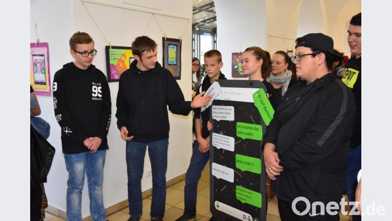 Die Schüler der Markus-Gottwald-Mittelschule in Eschenbach zeigten mit ihrer Handy-Skulptur, wie Erpressung über einen Chat aussehen kann und wie man deutlich &quot;Nein&quot; sagt. Bild: Sonja Kaute