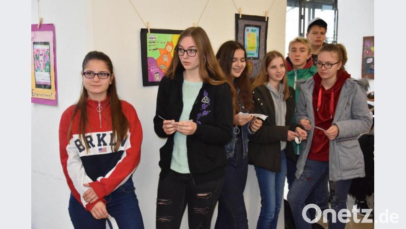 Schülerinnen der Max-Reger-Schule Weiden erklärten unter anderem, wie gefährlich es sein kann, private Inhalte im Netz zu teilen. Bild: Sonja Kaute