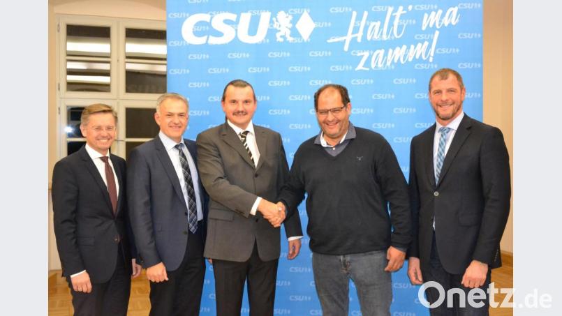CSU-Kreisvorsitzender Tobias Reiß, Landratskandidat Roland Grillmeier, Bürgermeisterkandidat Maximilian Ernstberger, CSU-Ortsvorsitzender Max Zintl und CSA-Kreisvorsitzender Huberth Rosner (von links). Bild: Susanne Forster